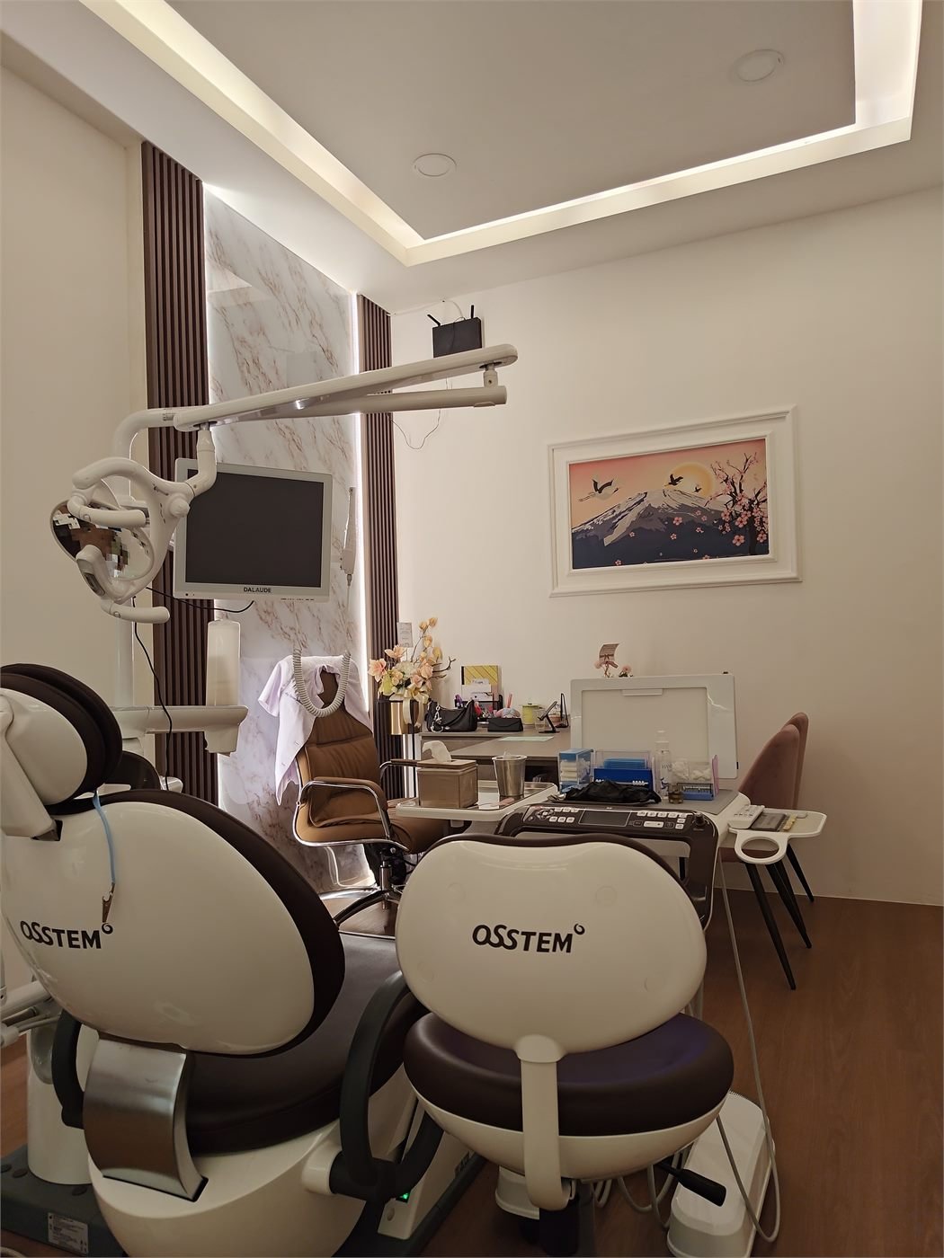 Ruang perawatan kedua Krystal Dental dengan dua kursi dental dan meja konsultasi