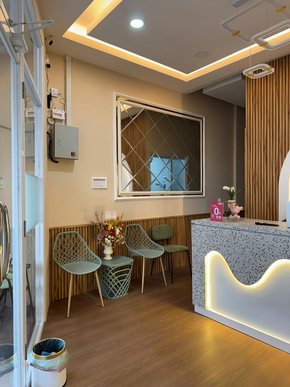 Ruang tunggu Krystal Dental dengan area duduk yang nyaman dan interior hangat